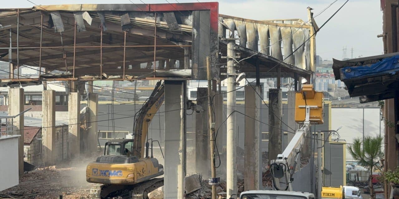 Dilovası’nda Parfüm Dolum Tesisi Yıkılıyor: 7 Kişi Hayatını Kaybetmişti